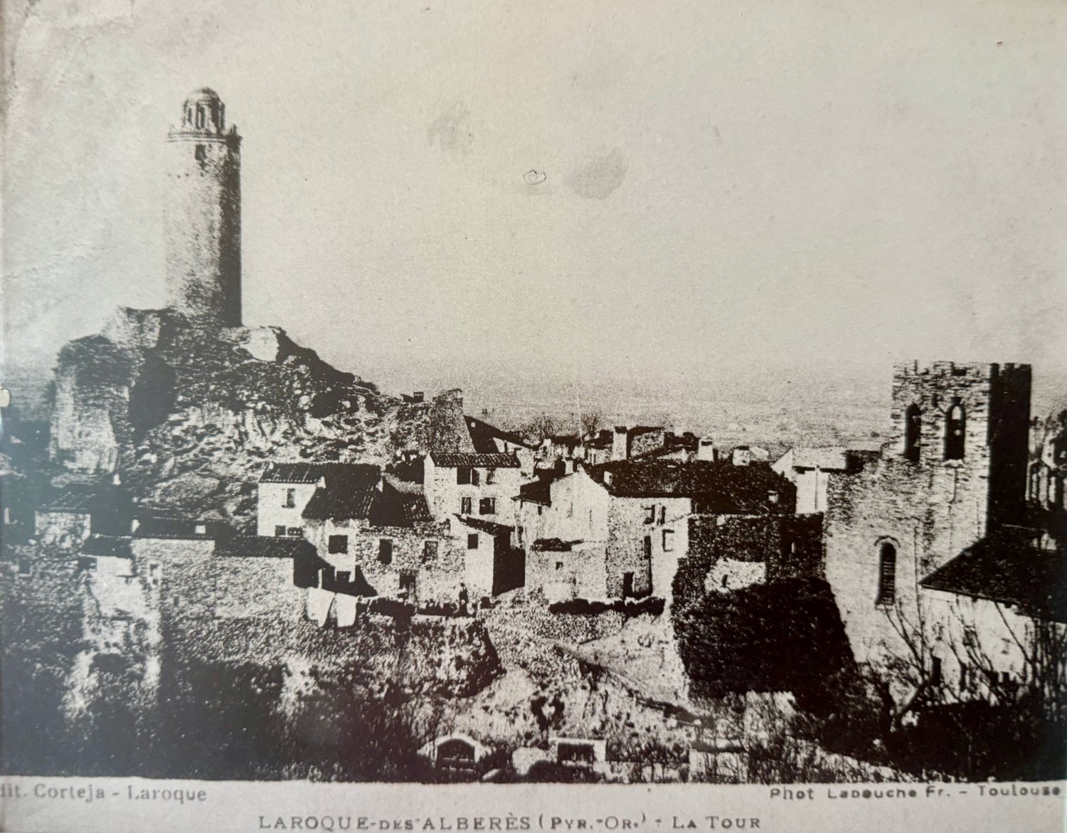 Carte postale ancienne de la tour de Laroque au-dessus du vieux village