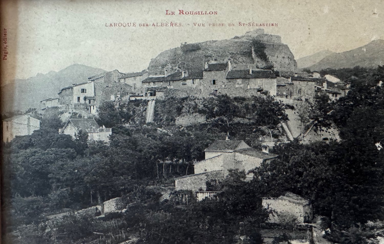 Carte postale ancienne de Laroque-des-Albères, le vieux village vu depuis Saint-Sébastien