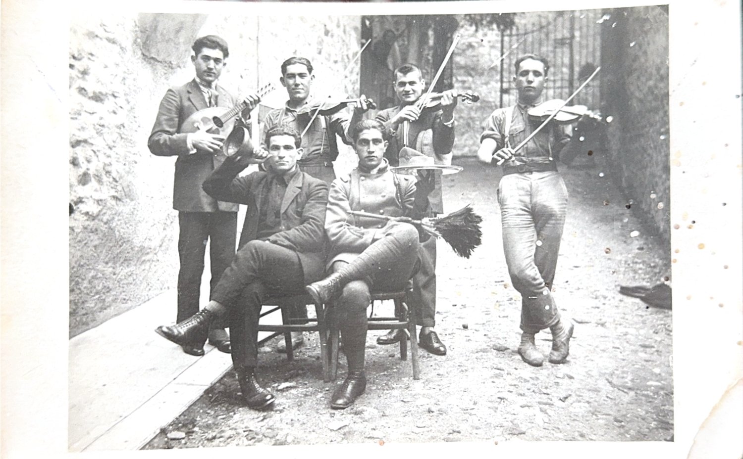 Photographie ancienne d'un orchestre de village, mandoline et violons