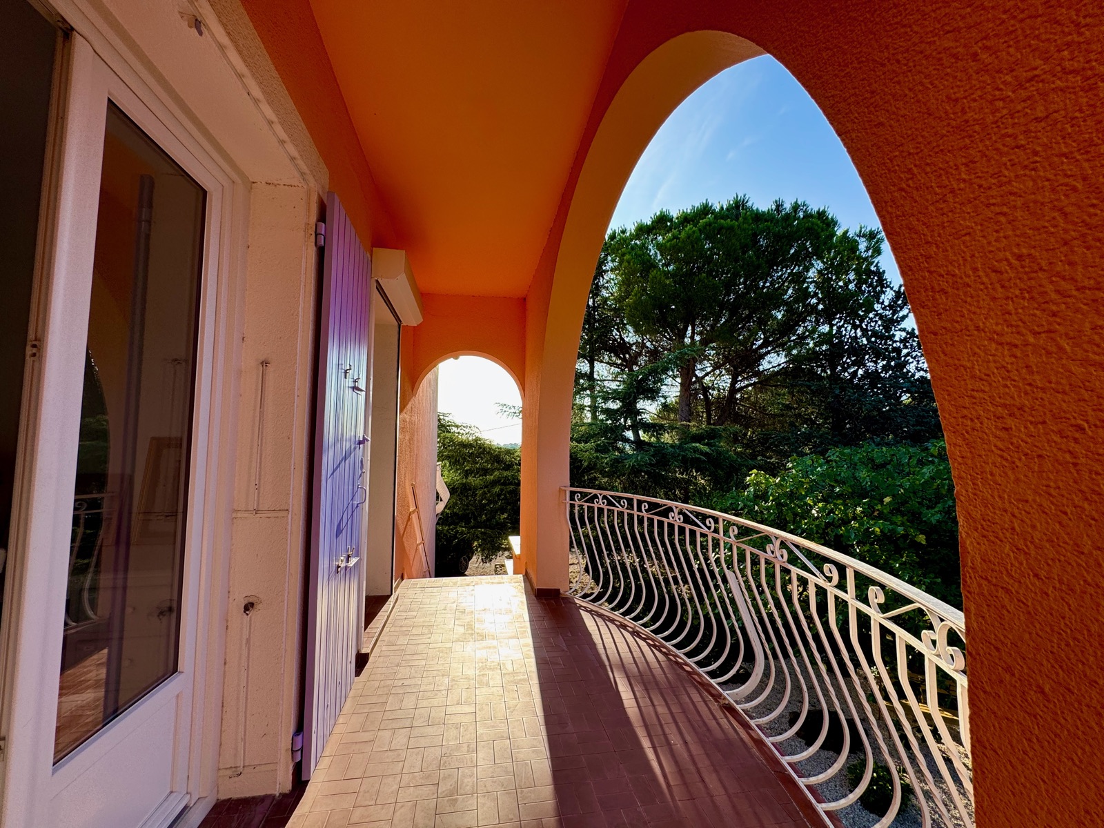 Balcon sous l'arche
