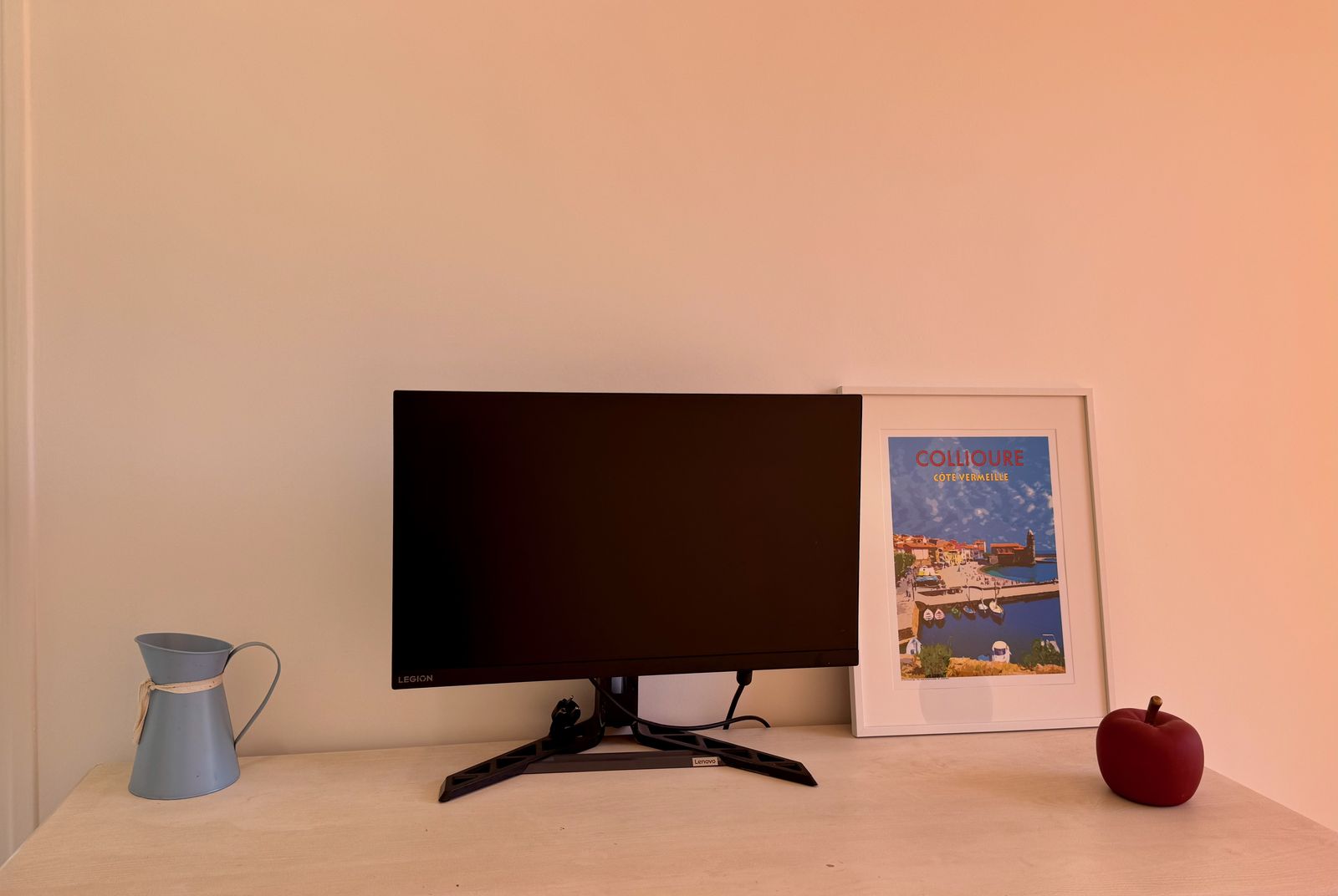 Le bureau du couloir de l'étage et son écran 27 pouces