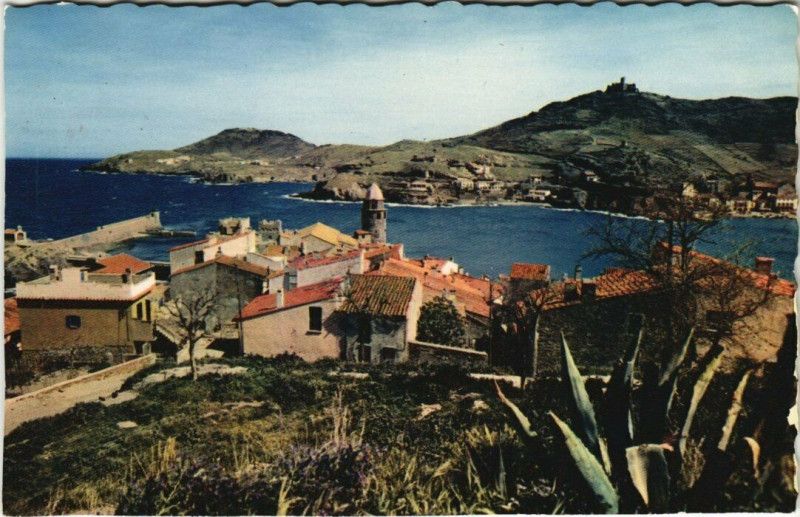 Carte postale ancienne colorisée de Collioure, vue des hauteurs, le clocher au milieu des toits