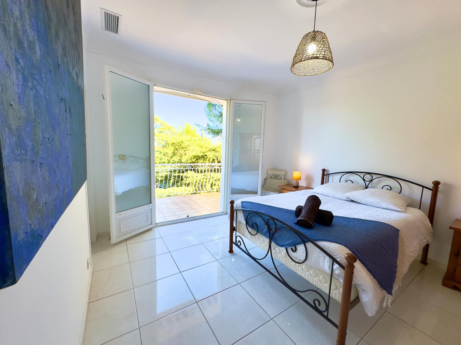 Chambre double vue mer, lit en fer forgé