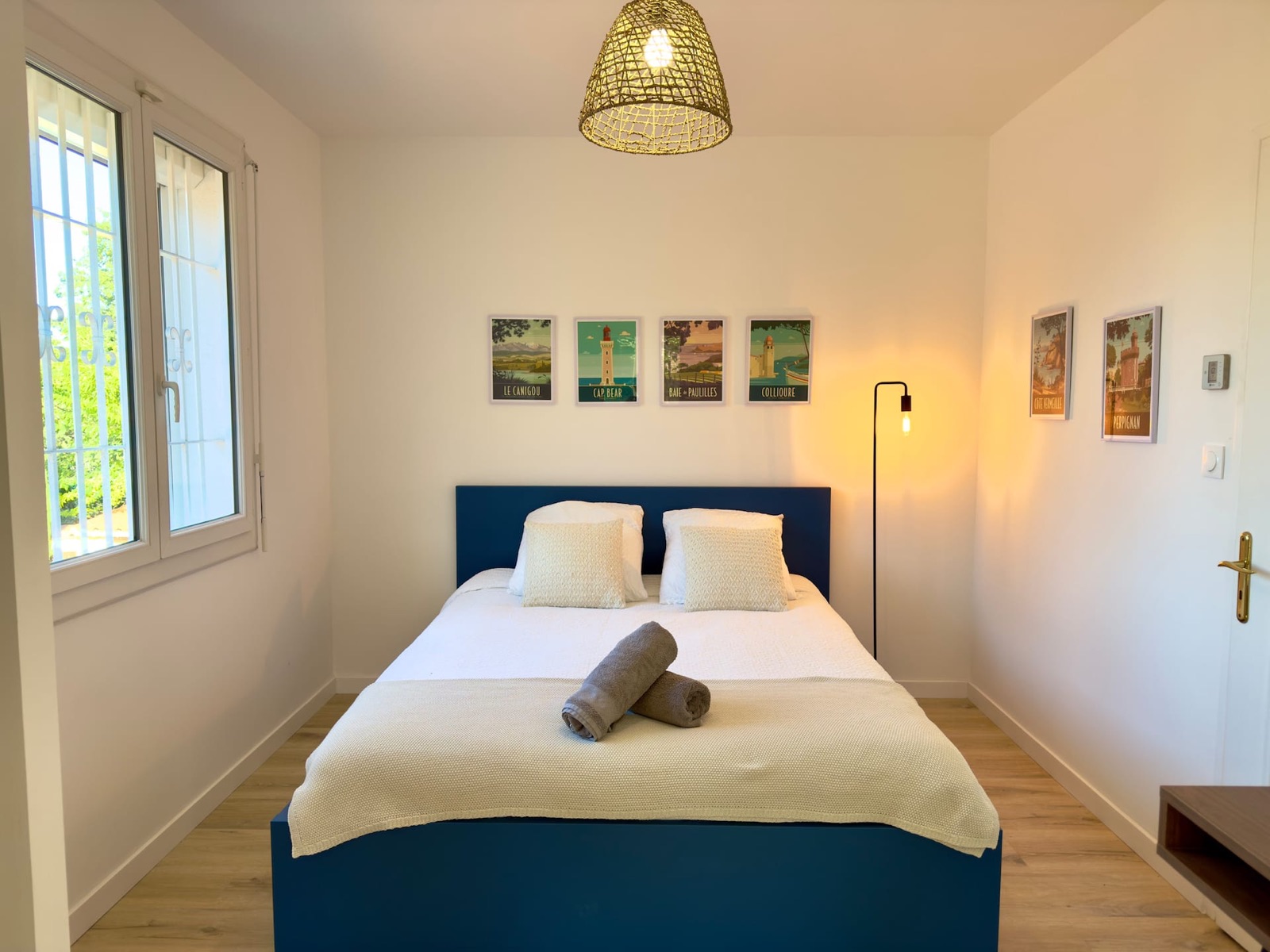 Suite parentale avec lit queen 160x200 et salle de douche privative