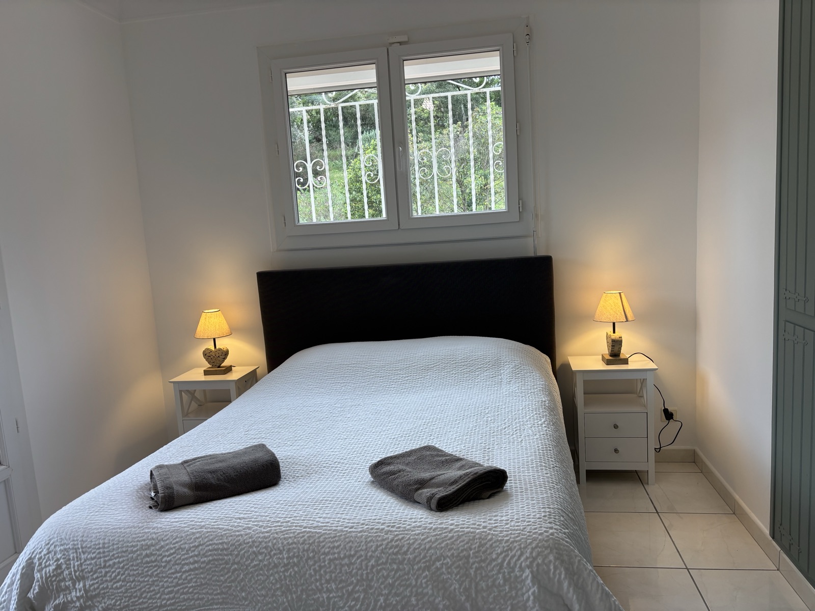 The mountain-view bedroom, another view