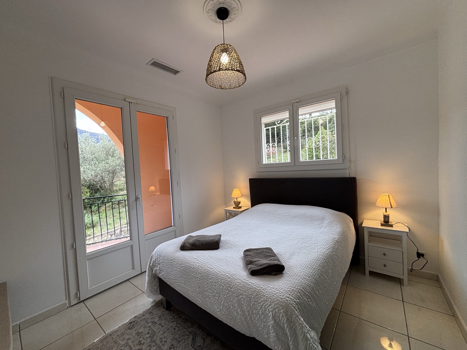 La chambre vue montagne et sa porte-fenêtre sur le balcon