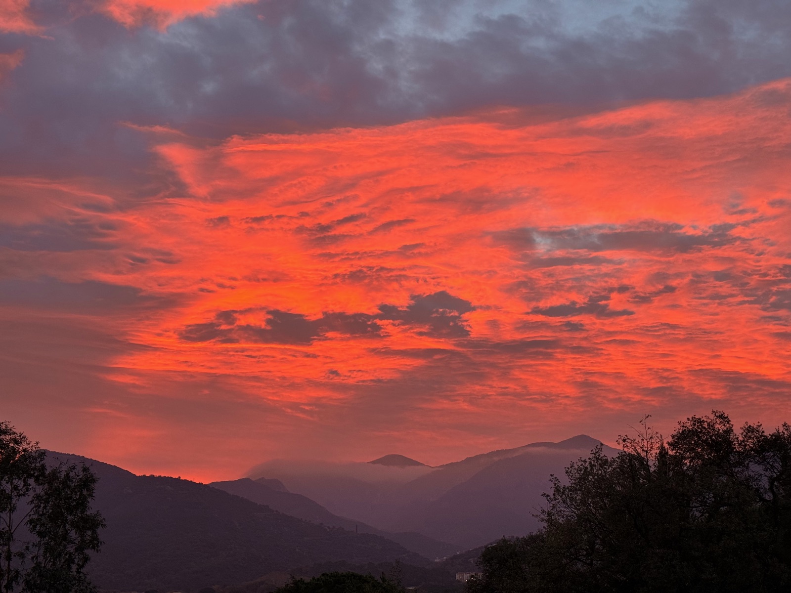 Ciel embrasé sur les Albères, en fin de journée