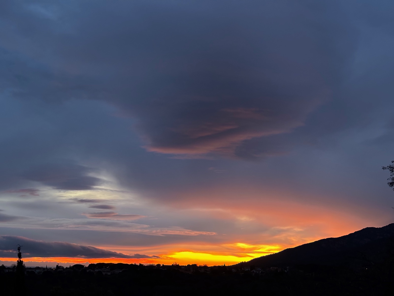 L'aube sur la plaine, un matin de nuages