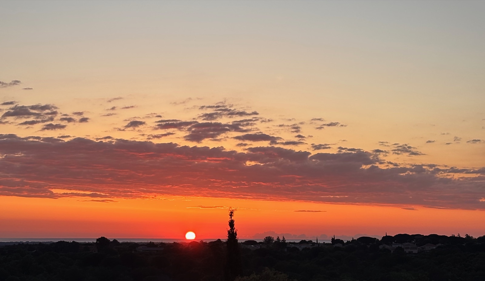 Le soleil se lève au bout de la plaine, la mer au fond