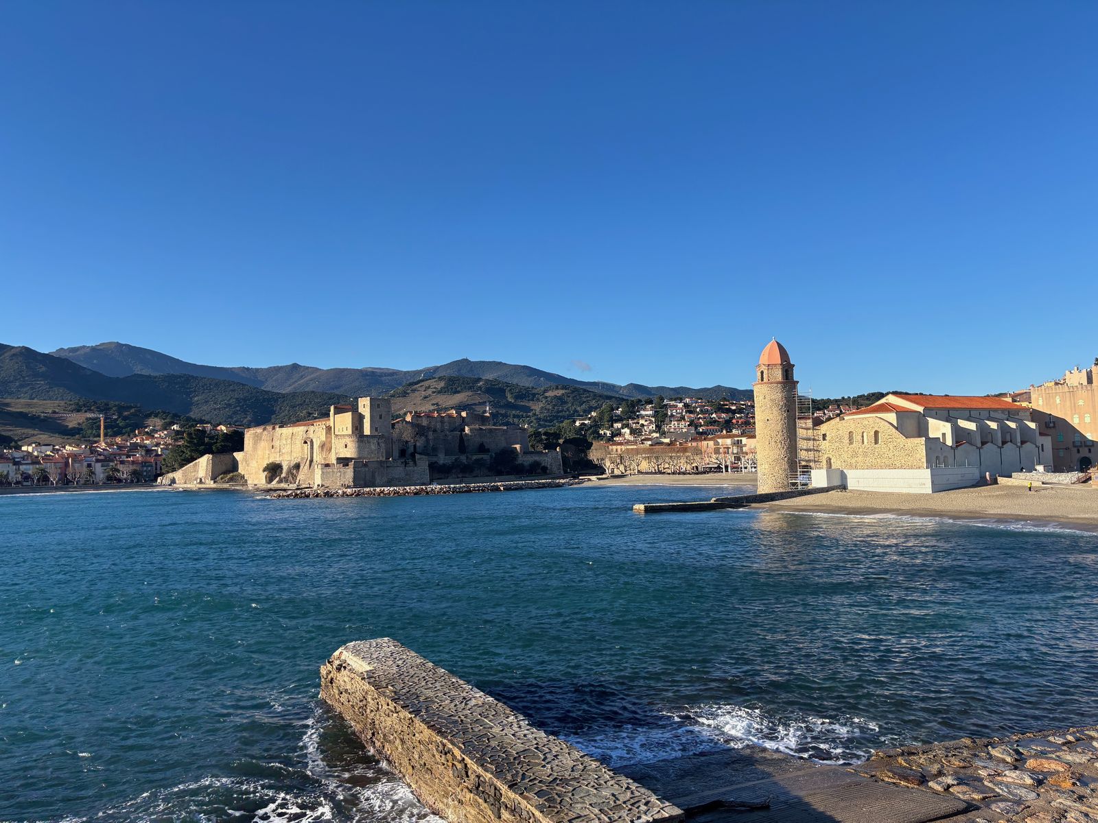 Le château royal de Collioure et le clocher de Notre-Dame-des-Anges vus depuis la baie