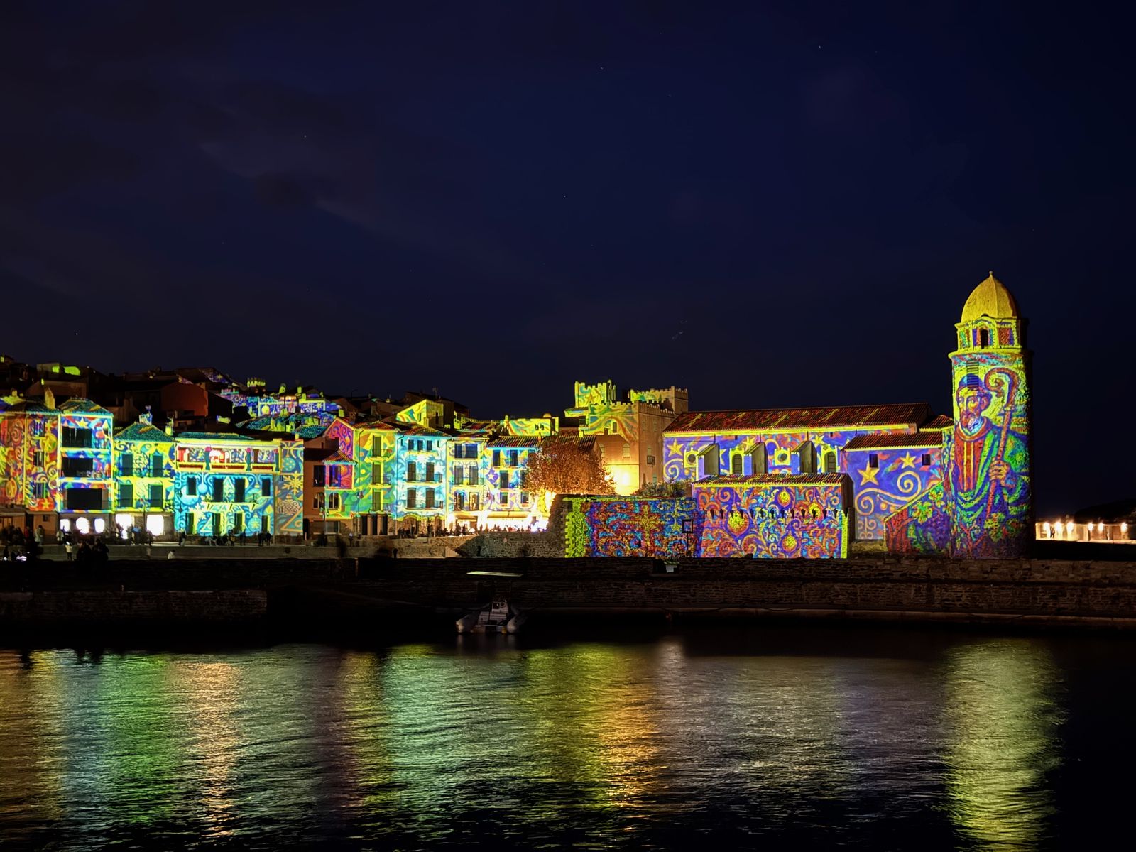 Les façades colorées de Collioure illuminées à la nuit tombée