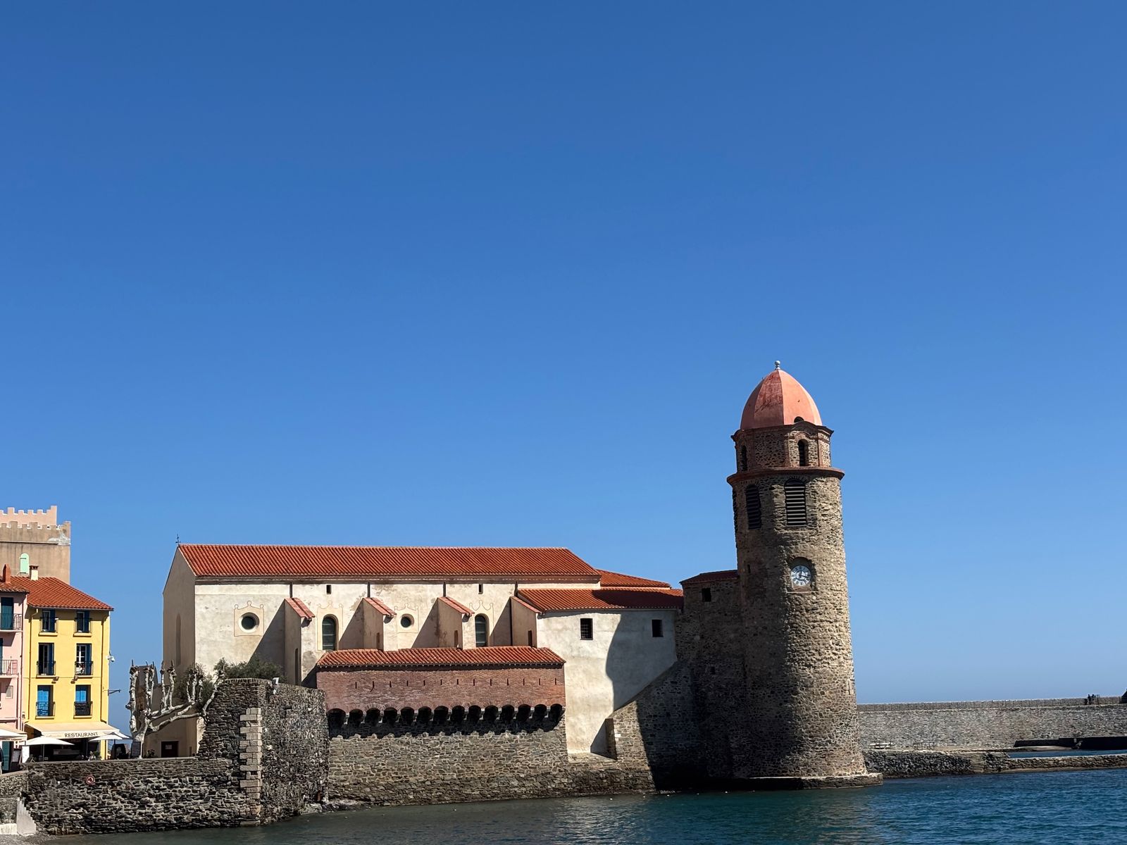 L'église Notre-Dame-des-Anges de Collioure et son clocher rond coiffé de rose, au bord de l'eau