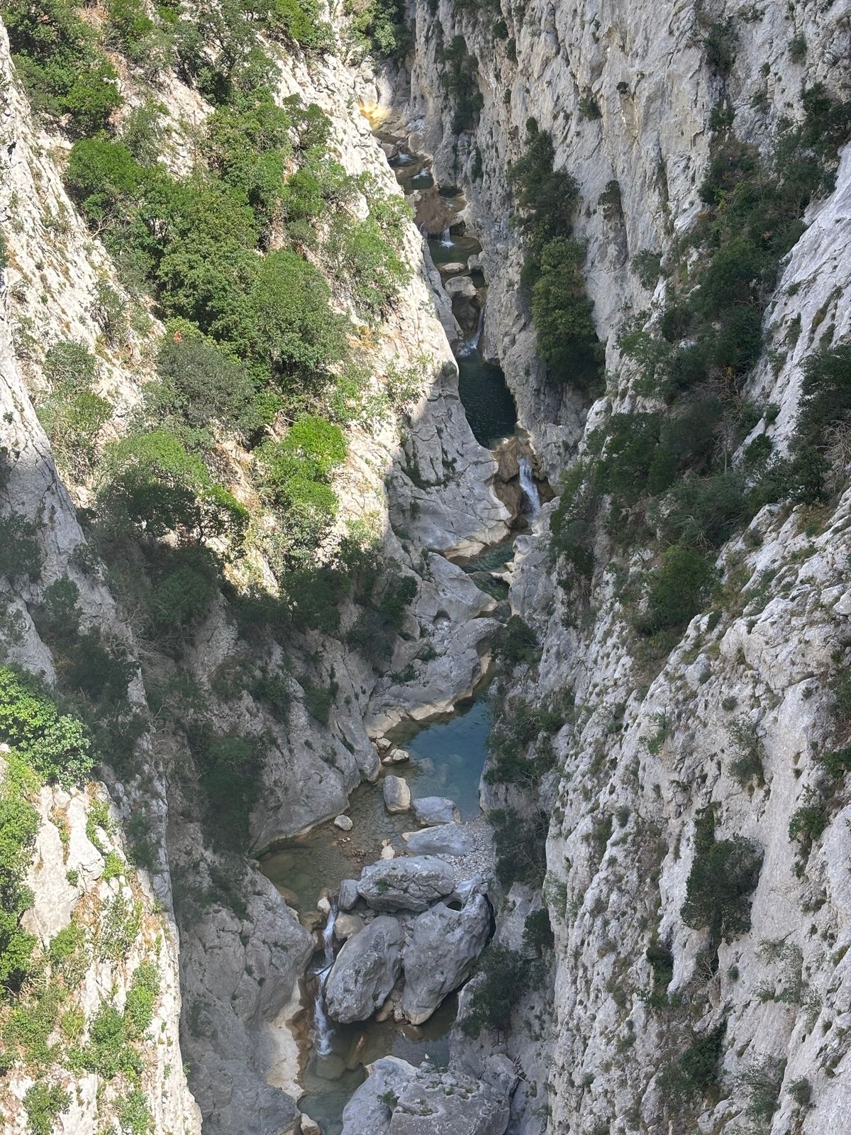 Vue plongeante depuis la route sur les vasques et les cascades de l'Agly, au fond des gorges de Galamus