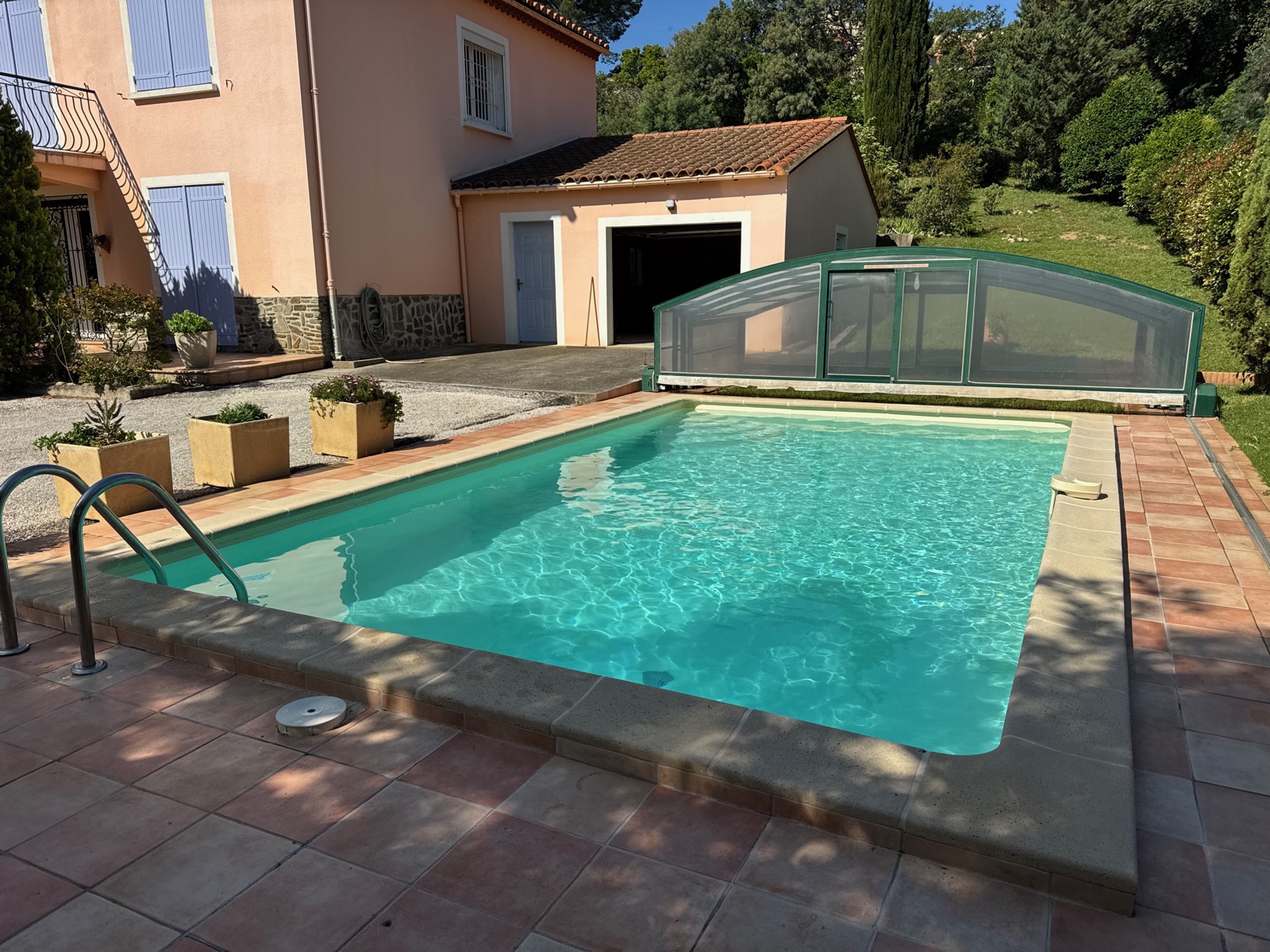 Piscine sous son abri télescopique rétractable, utilisable hors saison