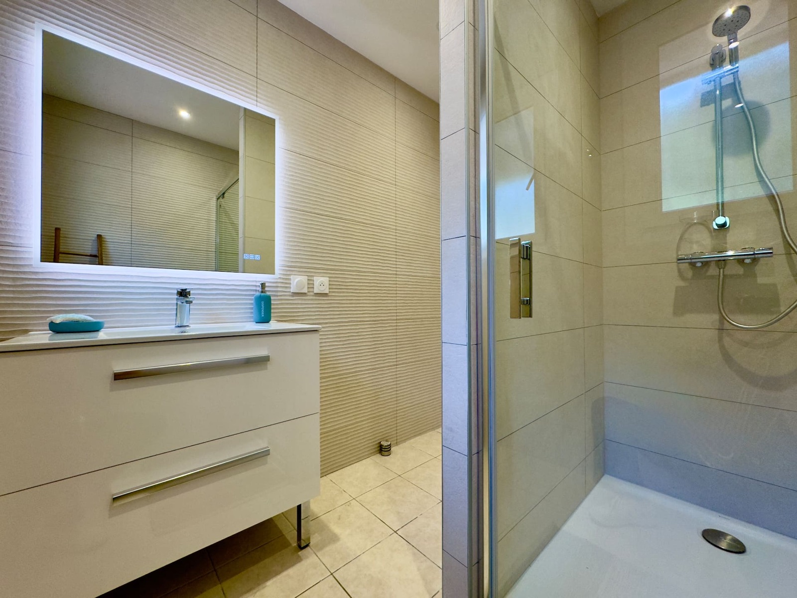 The family bathroom, another view