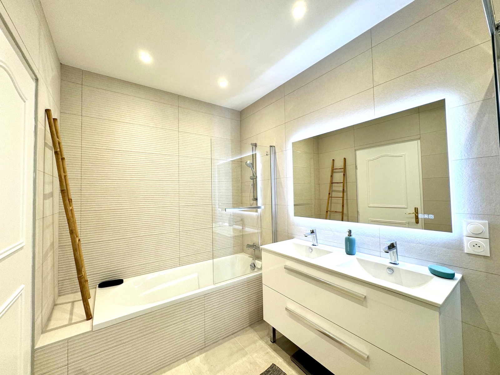 Salle de bains familiale avec baignoire