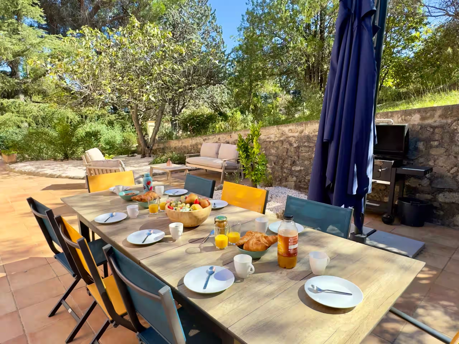 Petit-déjeuner sur la grande table de la terrasse