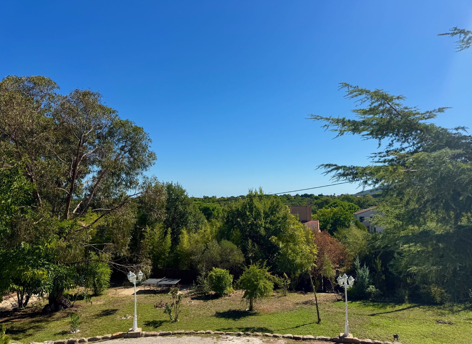 La vue depuis le balcon des chambres au levant